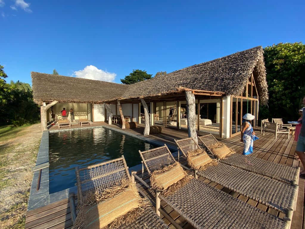 Voaara — piscine et espace principal